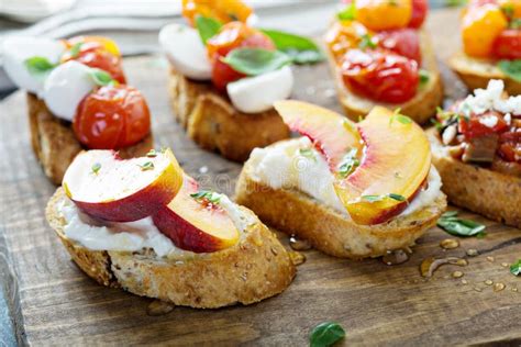 Tablero De Crostini O Del Bruschetta Con Caprese Los Tomates Y Los