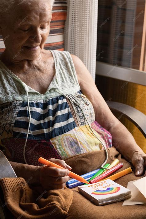 Vieille Femme Lesbienne Souriante Tout En Dessinant Une Image Avec Des Couleurs Arc En Ciel