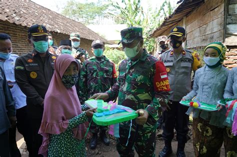 Dandim Batang Serahkan Kunci Rumah Warga Program RTLH Bharata News