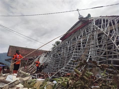 Hari Ke Usai Gempa Cianjur Tim Relawan Pks Masih Bersihkan