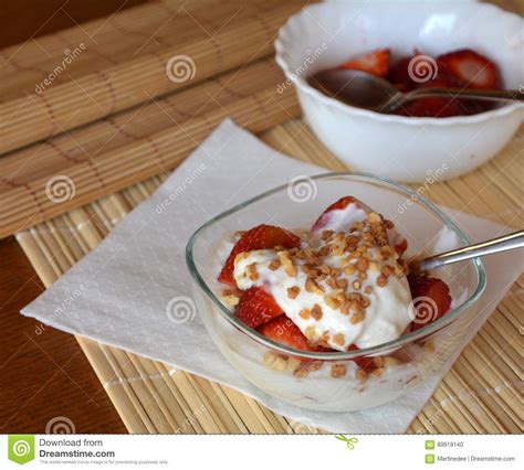 Roomkaasdessert Met Plakken Van Aardbei Op Een Glaskom Gezonde Snack