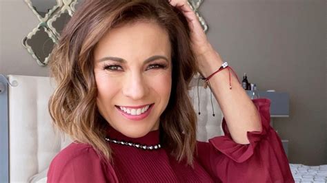 Ingrid Coronado conquista en vestido brillante que destaca sus curvas