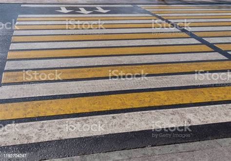 Garisgaris Kuning Dan Putih Cerah Dari Persimpangan Zebra Penyeberangan