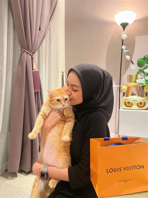 Bougie Msian Tiktok Cat Gets Lv Collar For Its Birthday And I Cant Even