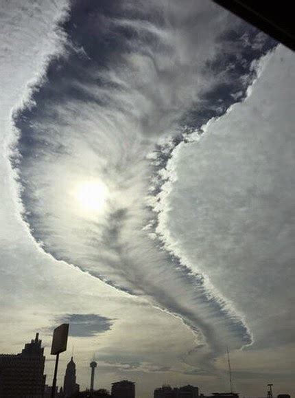 ACHAMAN GUAÑOC Aparecen mas nubes extrañas en los cielos de Reino