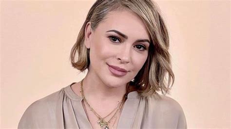 Alyssa Milano Ans Elle Saffiche Au Naturel Et Rayonne Sans