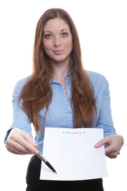 Retrato de uma jovem mulher de negócios segurando um documento contra