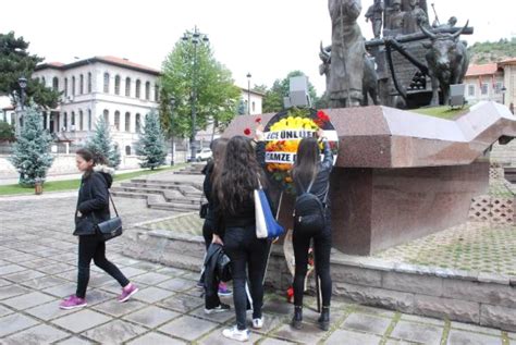 Otobüs Kazasında Ölen Arkadaşları İçin Çelenk Bıraktılar Haberler