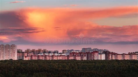 Arquitetura Da Cidade Da Noite Por Do Sol As Nuvens Dram Ticas