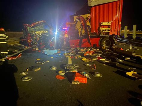 Foto Accident Pe Autostrad Un Tir Oprit Pe Banda De Urgen Lovit N