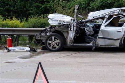 Schwerer Unfall Auf A Volvo Fahrer Ger T Unter Lastwagen