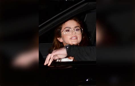 Pics Selena Gomez New Look With New Weave And Glasses