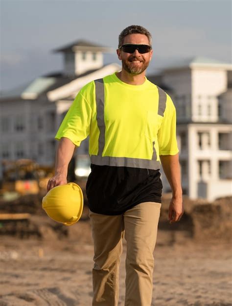 Trabalhador Da Constru O Civil Andando No Canteiro De Obras Homem