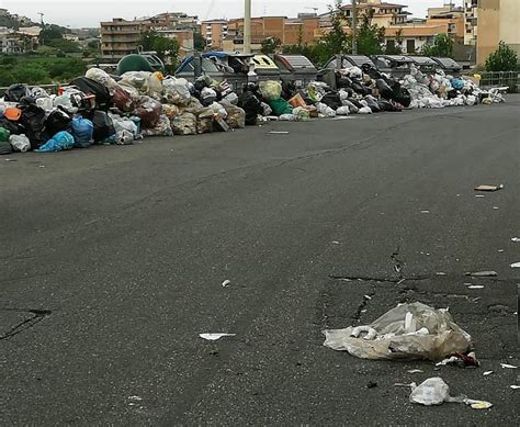 Reggio Calabria Emergenza Rifiuti A San Cristoforo FOTO