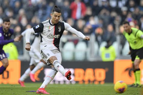 Cr9 Ronaldo Scores In 9th Straight Game To Match Juve Mark Ap News