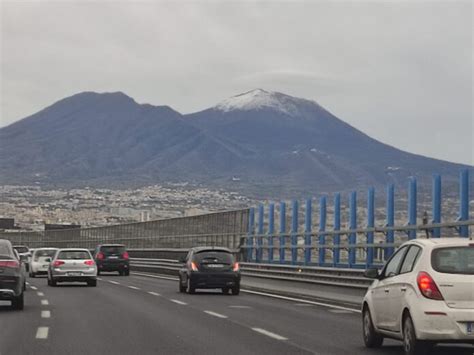 Torna La Neve Sul Vesuvio Nella Giornata Dell Allerta Meteo VIDEO