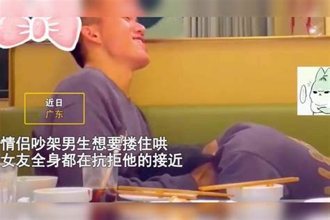 情侣吵架女生不让男友靠近，男友瞅准时机捧脸强吻：女生很好哄