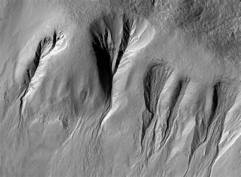 What Martian Gullies Mean For Water On Mars Sky Telescope Sky