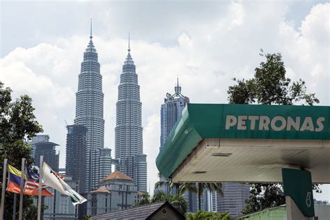 petronas inaugural futuretalks  draw industry thought leaders