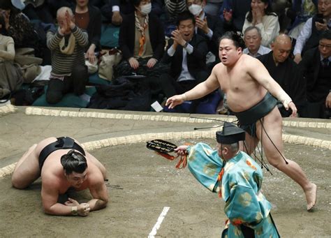 翠富士が今場所初白星 綱取りかけた霧島に肩透かし 大相撲初場所4日目｜あなたの静岡新聞