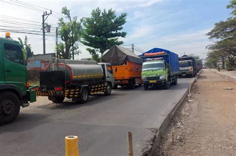 Terjebak Macet Hingga Puluhan Kilometer Sopir Truk Ini Rekor