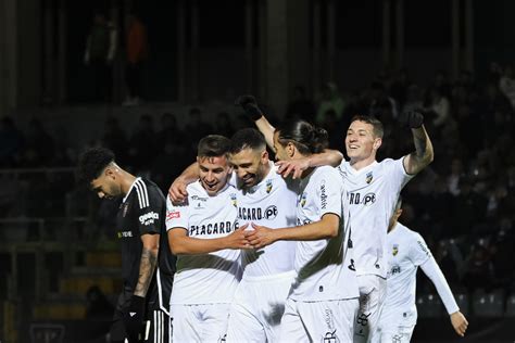 Farense vence Casa Pia e sobe ao sétimo lugar