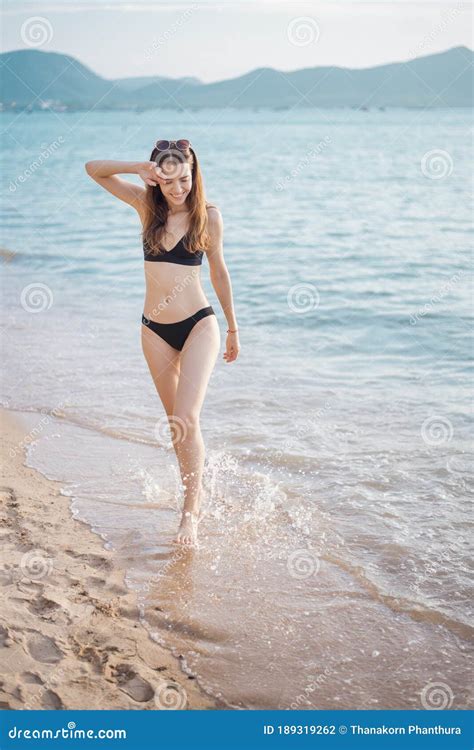 Hermosa Mujer En Bikini Negro Camina Desde El Concepto Del Verano