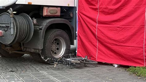 T Dlicher Unfall In N Rnberg Lkw Erfasst Radfahrerin