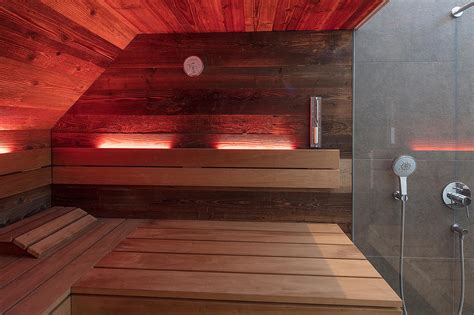 Altholz Sauna unter Dachschräge im Bad Maßarbeit corso