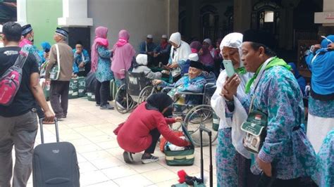 Petugas Imigrasi Sita Ratusan Rokok Calon Jemaah Haji Asal Jawa Barat