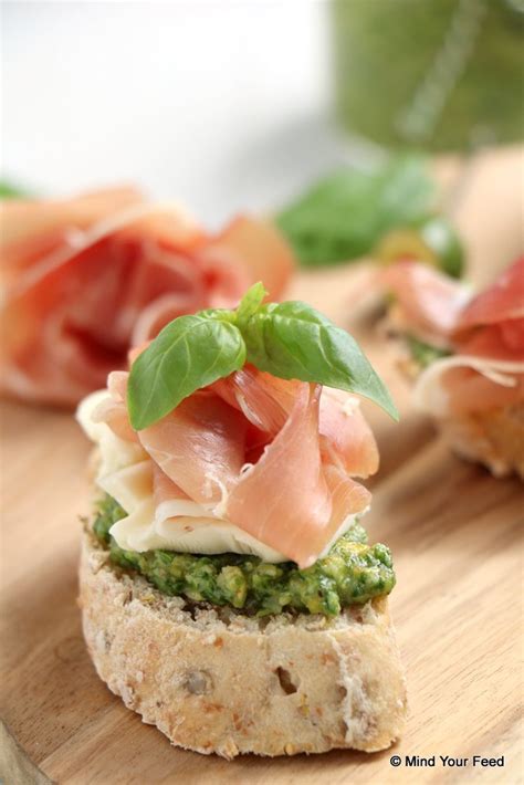 Crostini Met Pesto Brie En Rauwe Ham Mind Your Feed