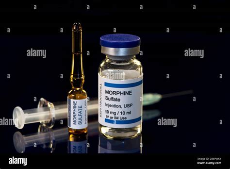 Vial Y Ampolla De Sulfato De Morfina Y Jeringa Sobre Superficie Regelctiva Negra Fotografía De