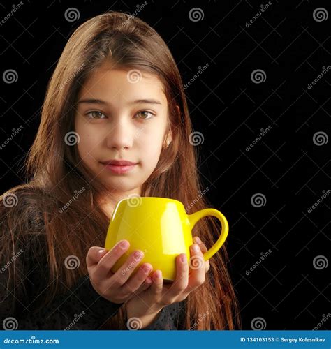 Peu Fille Avec Une Tasse Sur Un Fond Noir Image Stock Image Du Chaud