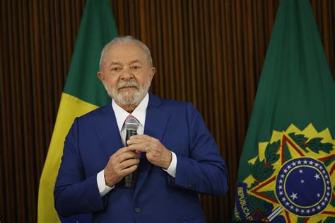 Lula volta a falar em reconstrução do país em reunião ministerial