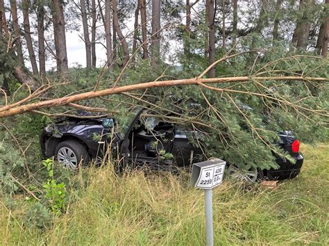 Bilder Von Erlangen Unfall In Dechsendorf Auto Prallt Gegen Baum