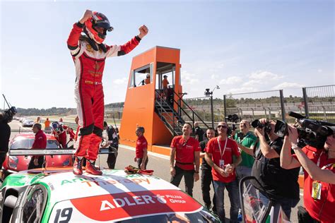 Eliseo Donno Gana La Primera Carrera Del Ferrari Challenge En Valencia