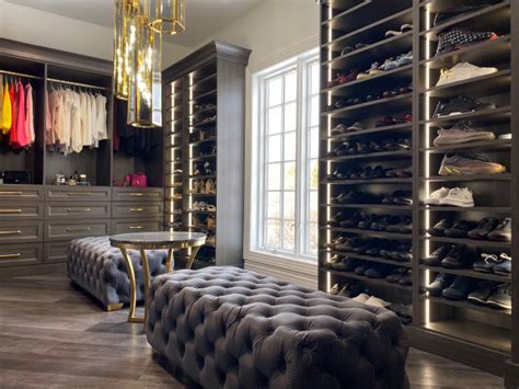 Modern Walk In Closet Classique Chic Armoire Et Dressing New York