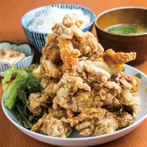 ＜画像3 3＞そびえるからあげの山はボリューム満点！「台所や」のコスパ最強定食｜ウォーカープラス