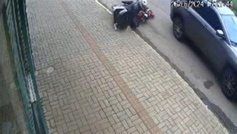 V Deo Mostra Motociclista Sendo Derrubado Por Jeep Na Avenida Carlos