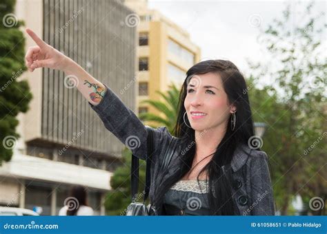 Modelo Elegante De Latina Que Veste A Roupa Ocasional Esperta Imagem De