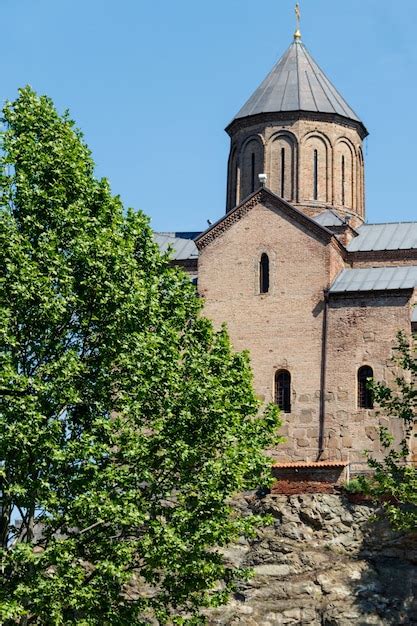 Templo de metekhi o iglesia de la dormición de la virgen maría en