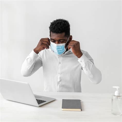 Free Photo African American Man Wearing Medical Mask