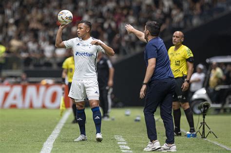 João Pedro comemora primeiro gol em clássico e exalta Cruzeiro Feliz