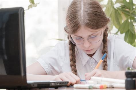 Retrato De Estudiante Disfrutando De Aprender En La Oficina De