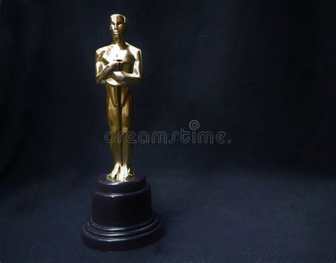 La Statua Dorata Di Oscar Su Un Fondo Bianco Immagine Editoriale