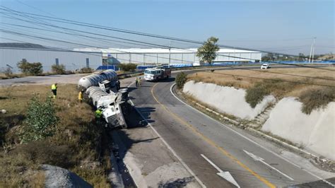 Vuelca tráiler tipo cisterna con doble remolque en puente a desnivel de