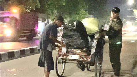 Tidak Punya RUMAHpemulung Jalanan Tidur Di BECAK Babinsa Berbagi