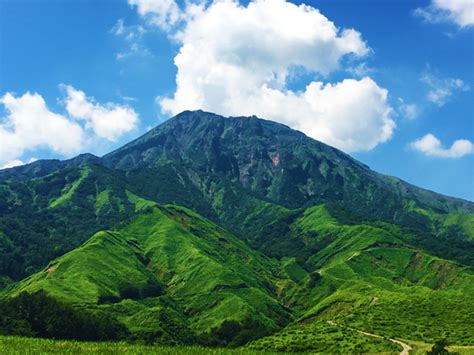 阿蘇地域振興局 「阿蘇山登山情報」 阿蘇熊本をドローンで撮影。 阿蘇神社、阿蘇大観峰、阿蘇山等のおすすめ観光スポット 赤牛丼のランチ