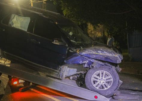 Conductor pierde el control y choca contra un árbol Diario La Página