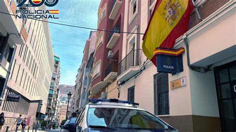 ROBO DE LA MULETA Detenido por robar móviles en Alicante mediante el